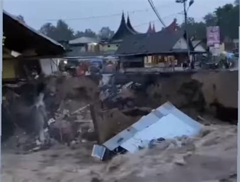 Banjir Bandang Landa Padang Pariaman Empat Kios Hanyut