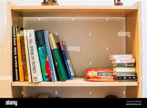 Newark Nueva Jersy Ee Uu Libros Lgbtq Dentro De Una Biblioteca En