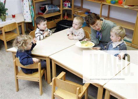 Kinder Mit Erzieherin In Der Katholischen Kindertagesstaette Maria