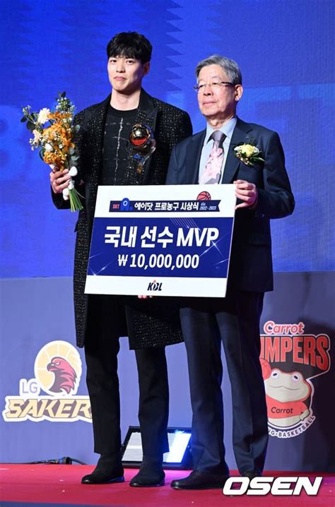 두 번째 Mvp 김선형 10년 만에 다시 받은 Mvp 벅차다지금이 제2의 전성기 오쎈 톡톡 네이트 스포츠