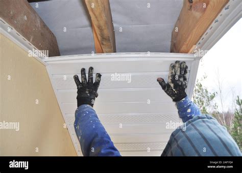 Contratista Techador La Instalación En El Techo De La Casa Nueva Soffit Y Fascia Construcción