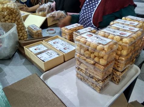 Produsen Kue Kering Di Tambakrejo Jombang Banjir Pesanan Jelang Lebaran