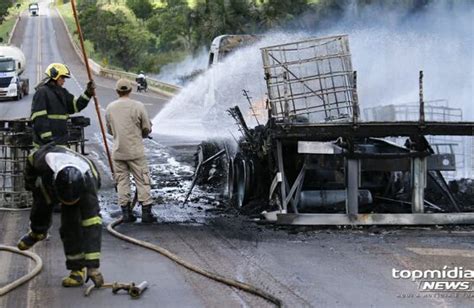 Carreta fica totalmente destruída após pegar fogo na BR 262 MS Ponta