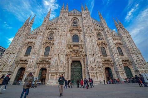 Fachada De Milan Cathedral Famoso Con El Turista En Frente Imagen De