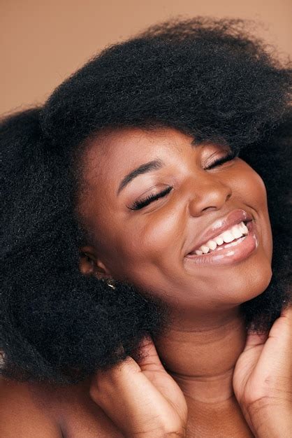 Sourire Femme Noire Et Soins Capillaires Pour La Beaut Afro Et Les