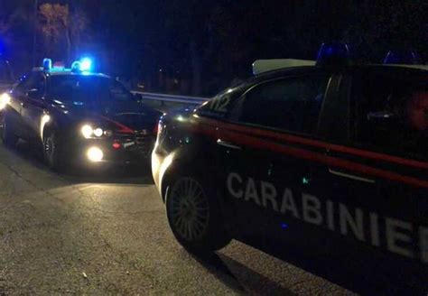 Aggredisce La Madre E Punta Il Coltello Alla Nonna Per Comprarsi La