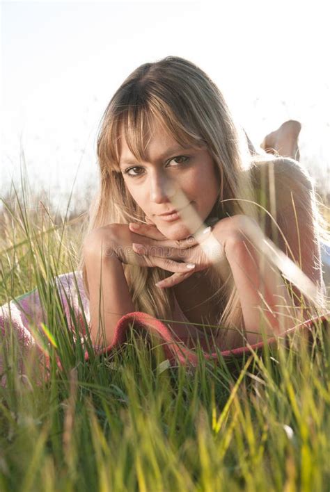 Junge Frau Im Bikini Stockfoto Bild Von Schwimmen Frau