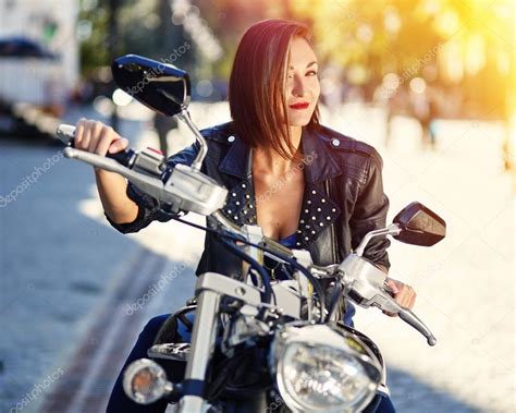 Biker Fille Dans Une Veste En Cuir Sur Une Moto Image Libre De Droit