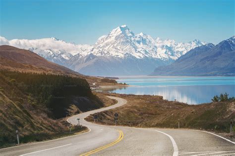 Road to Mount Cook, the highest mountain in New Zealand. A scenic
