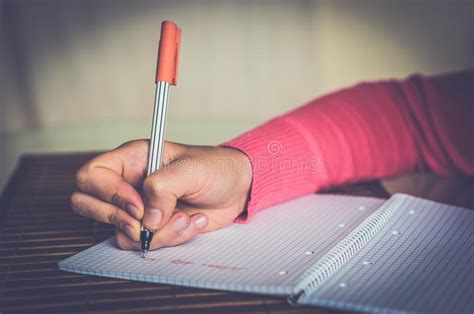 Primer De La Escritura Femenina De La Mano En La Libreta Foto De