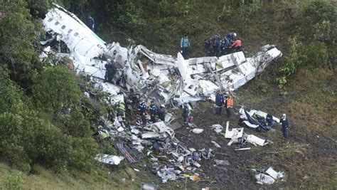 Fotos mostram os destroços do avião da Chapecoense após a queda