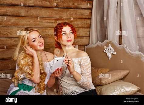 Two Friends Redhead Blonde Girl Hi Res Stock Photography And Images Alamy