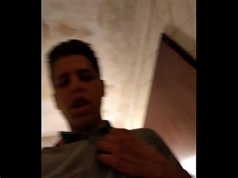 Que rico gime la puta argenta mientras la cogen en el baño a escondidas del novio XVIDEOS