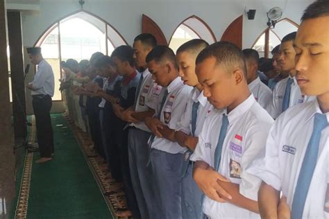 Ribuan Siswa Gelar Shalat Gaib Untuk Korban Tragedi Kanjuruhan ANTARA