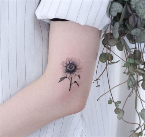 Minimalist Sunflower Tattoo 32 KickAss Things