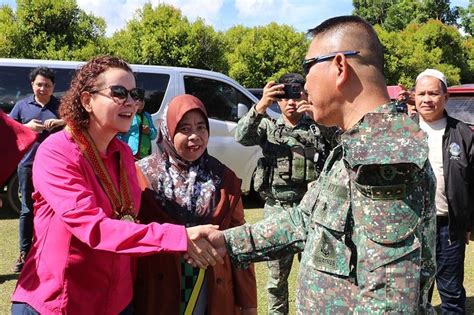 Colombian Envoy Tours Once Hostile Former Milf Stronghold