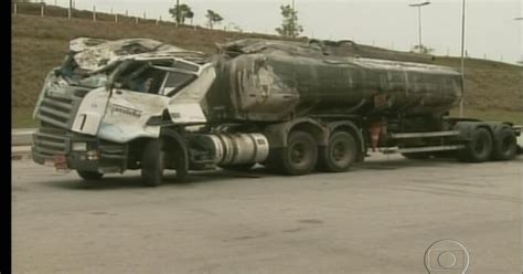 G1 Carreta tomba na BR 381 no Sul de MG e derrama carga de óleo