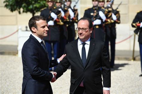 Photo Emmanuel Macron et François Hollande lors de la passation de