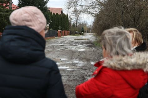 Tyle lat czekali na remont drogi że spróbowali zrobić go sami