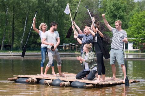 Mit Floßbau im Teamevent auf zu neuen Ufern