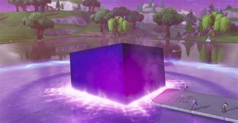 Fortnite on a enquêté sur ce gros cube violet dans le Battle Royale