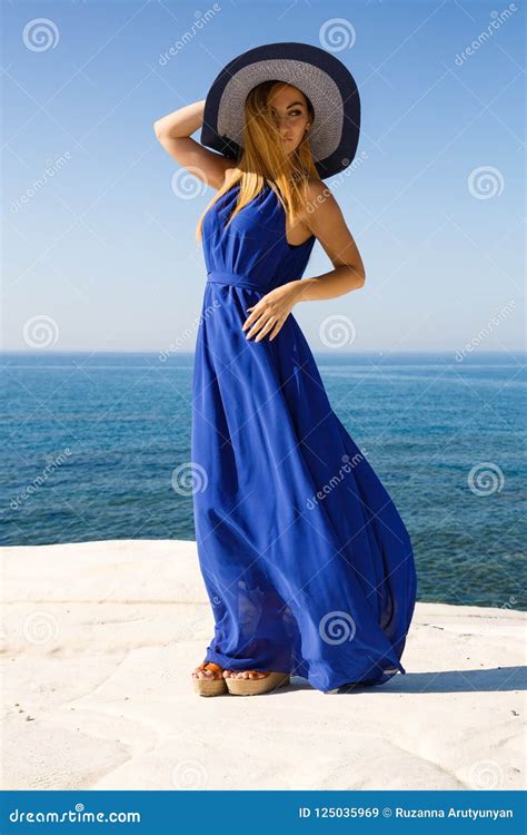 Blonde Frau im Blau stockbild Bild von schönheit kleid