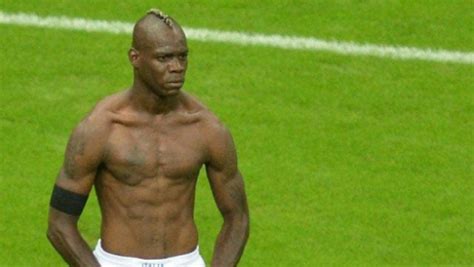 Parabéns Balotelli Relembre alguns momentos e polêmicas da carreira