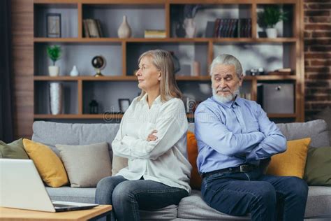 Streit Ehepaar Senior Frau Und Mann Beleidigt Auf Dem Sofa Sitzen Und