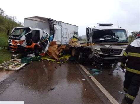 Acidente entre caminhões e carro deixa duas pessoas mortas ONDA POÇOS