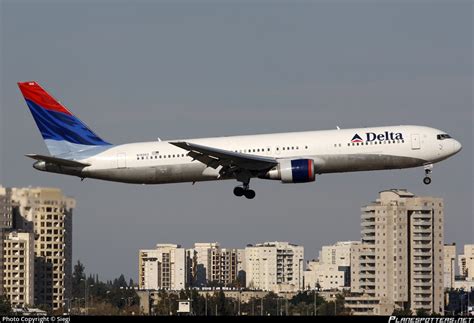 N Delta Air Lines Boeing Er Photo By Siegi Id