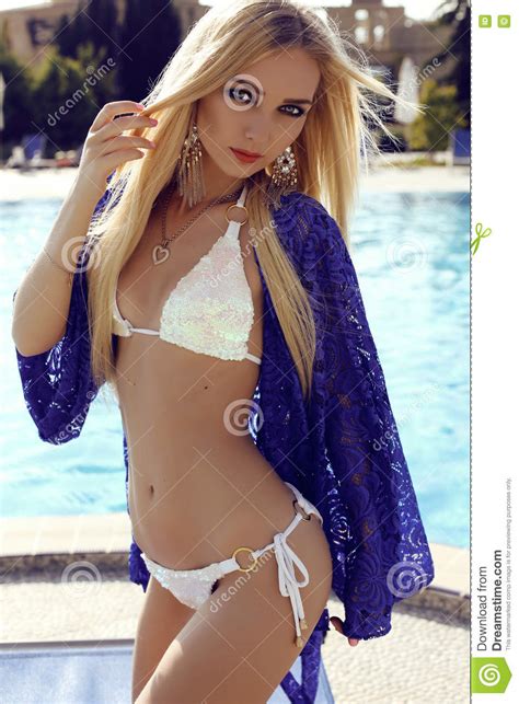 Herrliche Sinnliche Frau Mit Dem Blonden Haar Im Eleganten Bikini