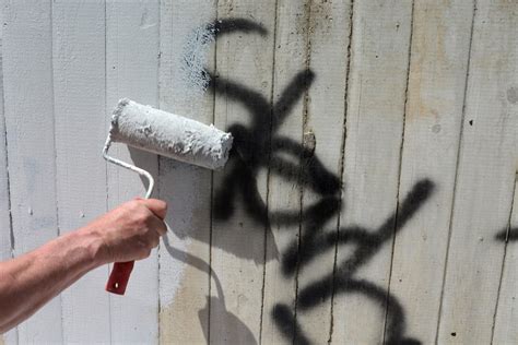 Graffiti entfernen an Wänden Toren Briefkästen und mehr