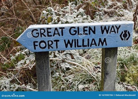 Sign for Great Glen Way with Arrow Pointing To Fort William Stock Photo - Image of walking ...