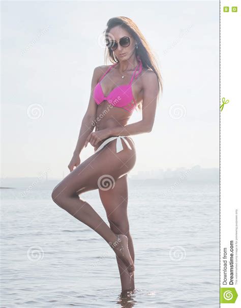 Portret Piękna Młoda Kobieta W Bikini Pozyci W Wodzie Zdjęcie Stock