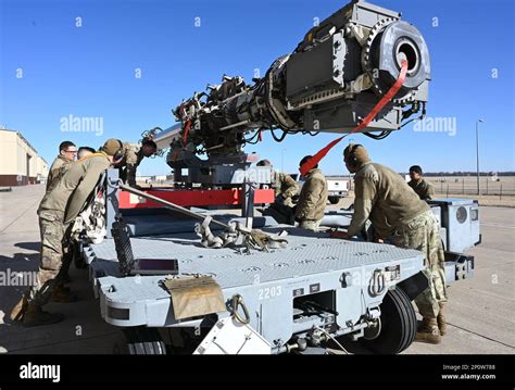 Los aviadores asignados al Escuadrón de Mantenimiento de Aviones 509th