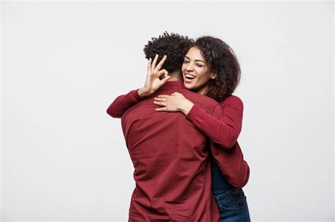 Retrato De Un Par Africano Joven Alegre Que Se Une Y Que Muestra Gesto