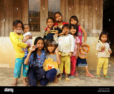 Daklak Viet Nam Les Enfants Asiatiques Stand Posant La Maison En