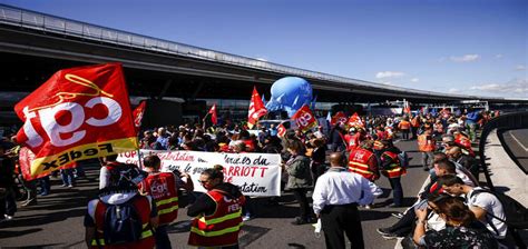 Paris te Charles de Gaulle Havaalanı çalışanları greve gitti uçuşların