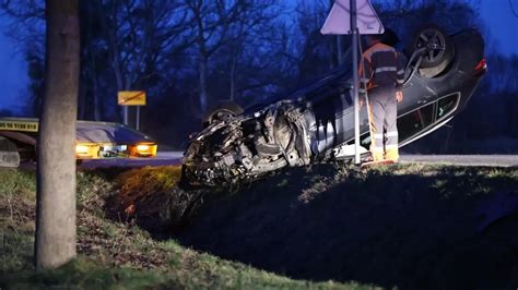 Automobil Se Zabio U Ogradu Mosta I Preokrenuo Na Krov Voza Zavr Io U