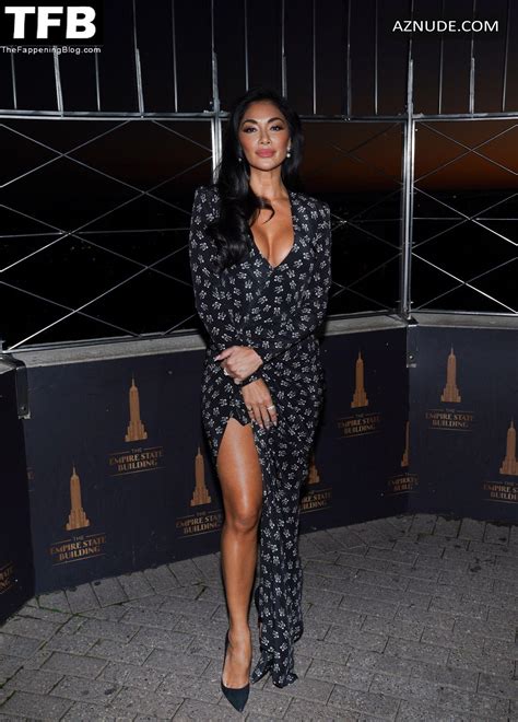 Nicole Scherzinger Sexy Seen Flaunting Her Hot Cleavage At The Empire State Building In New York