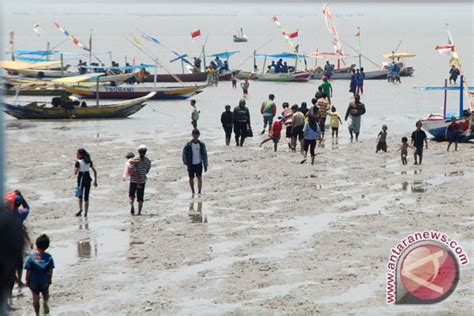 Naik Perahu Jadi Favorit Wisatawan Pantai Kenjeran ANTARA News