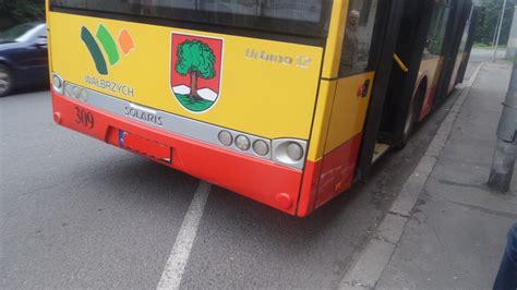 Zderzenie Autobusu Komunikacji Miejskiej W Wa Brzychu Z Samochodem