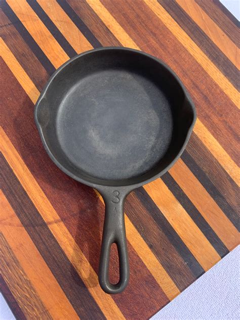 Vintage Unmarked Cast Iron Skillet Size 3 With Outset Heat Etsy