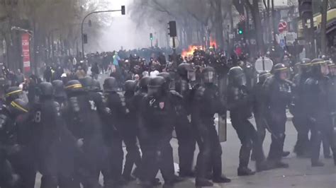 Francia Tensioni Al Corteo Di Parigi La Polizia Carica I Manifestanti