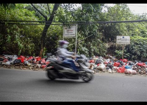 Tumpukan Sampah Pinggir Jalan Di Bogor ANTARA Foto