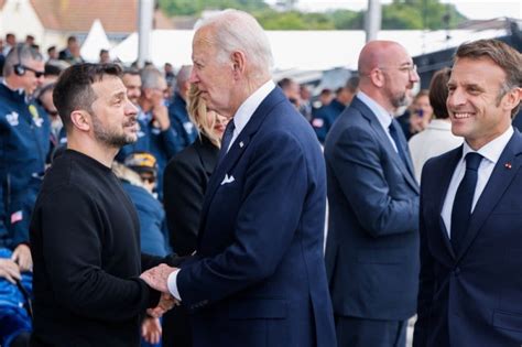Байден Украинд өгөх зэвсгийн тусламжийг удаасандаа Зеленськийгээс ...