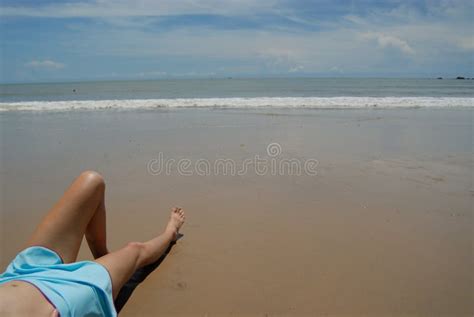 Photo Courante De Beau Femme Grand De Brunette Sur La Plage Dans Image Stock Image Du Sable