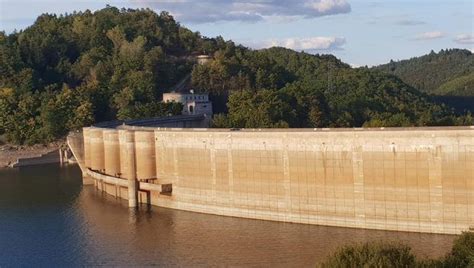 Le Niveau Du Barrage De Bort Corr Ze Abaiss De M Tres En Raison