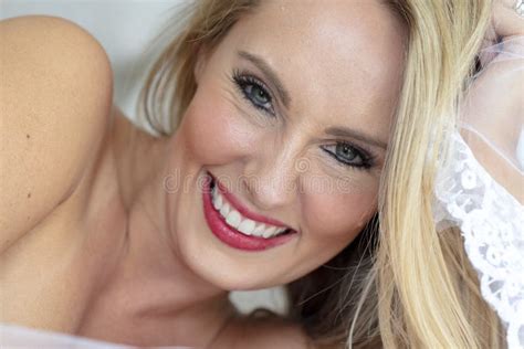 Blonde Dans La Lingerie Rouge Photo Stock Image Du Longtemps Adulte 105170430