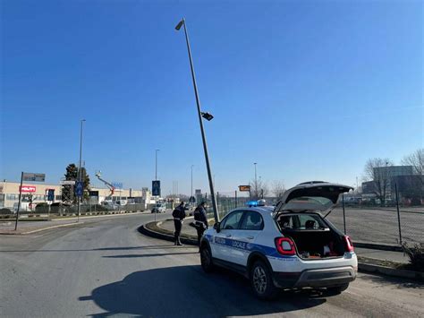 Strada Caorsana Palo Della Luce Pericolante Intervengono Polizia